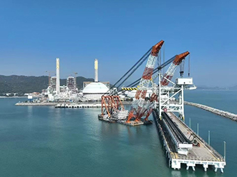 華潤海豐卸船機順利吊裝，助力粵港澳大灣區(qū)能源供應(yīng)